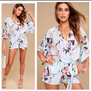 Lulu’s paraíso light blue floral romper kimono